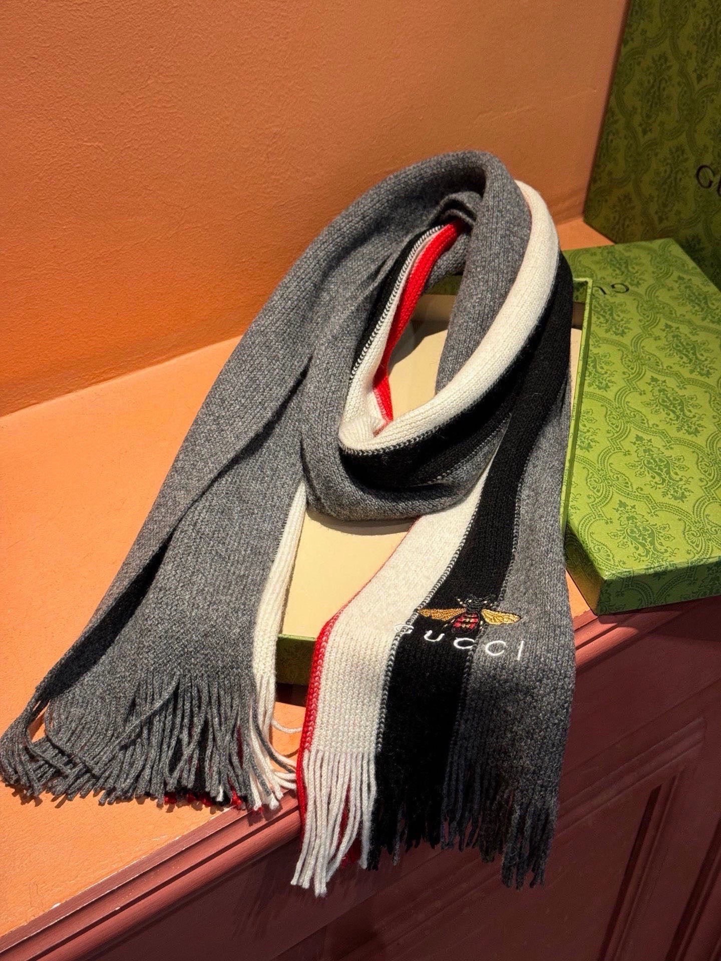 男女同款,百分百纯羊绒 Gucci 高端羊绒针织围巾!】可正式,可随意,非常Classical的设计。这 男女同款,百分百纯羊绒 Gucci 高端羊绒针织围巾!】可正式,可随意,非常Classical的设计。这
