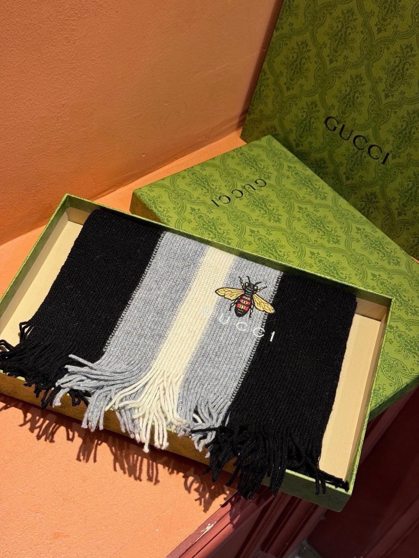 男女同款,百分百纯羊绒 Gucci 高端羊绒针织围巾!】可正式,可随意,非常Classical的设计。这 男女同款,百分百纯羊绒 Gucci 高端羊绒针织围巾!】可正式,可随意,非常Classical的设计。这