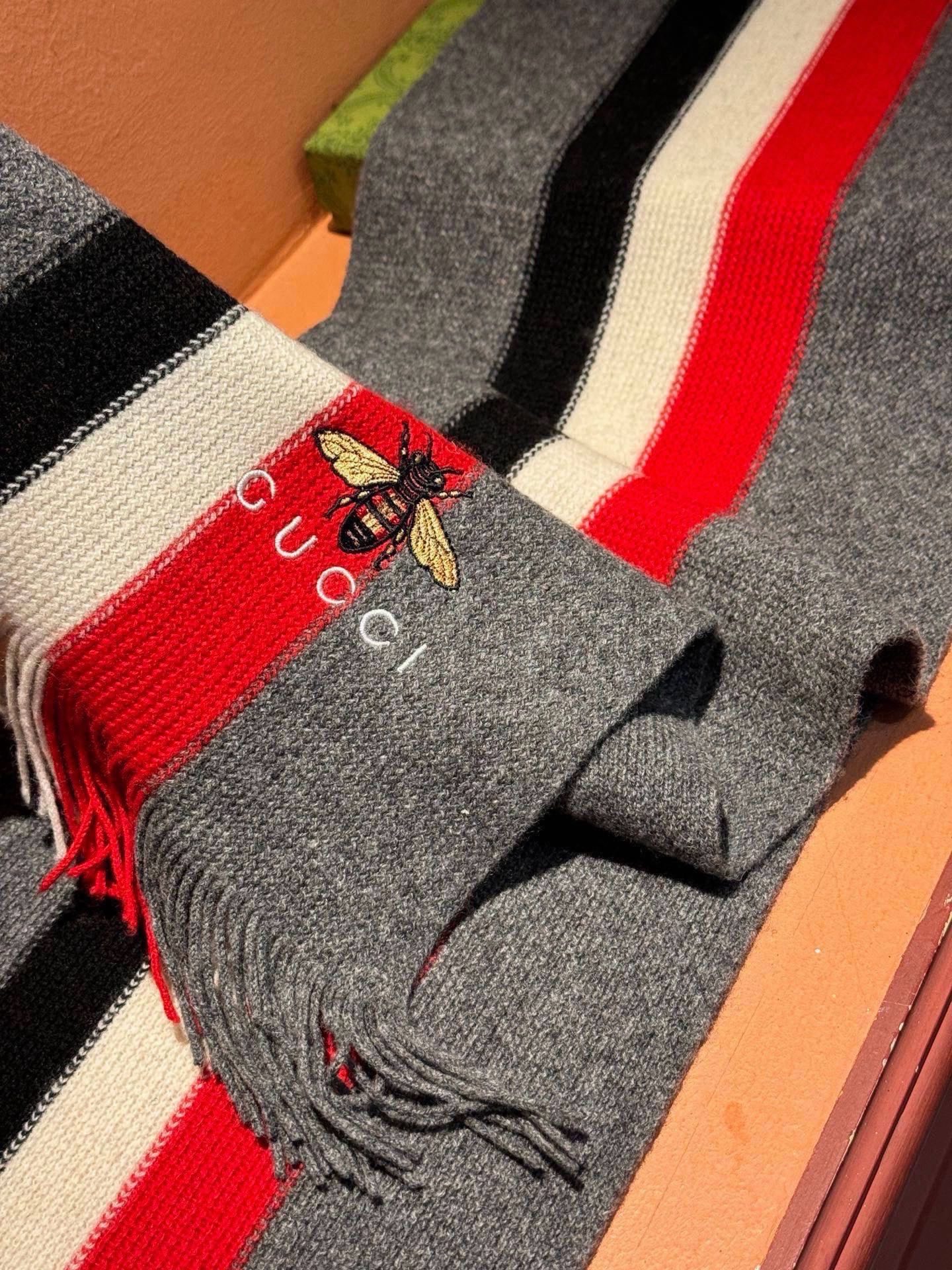 男女同款,百分百纯羊绒 Gucci 高端羊绒针织围巾!】可正式,可随意,非常Classical的设计。这 男女同款,百分百纯羊绒 Gucci 高端羊绒针织围巾!】可正式,可随意,非常Classical的设计。这