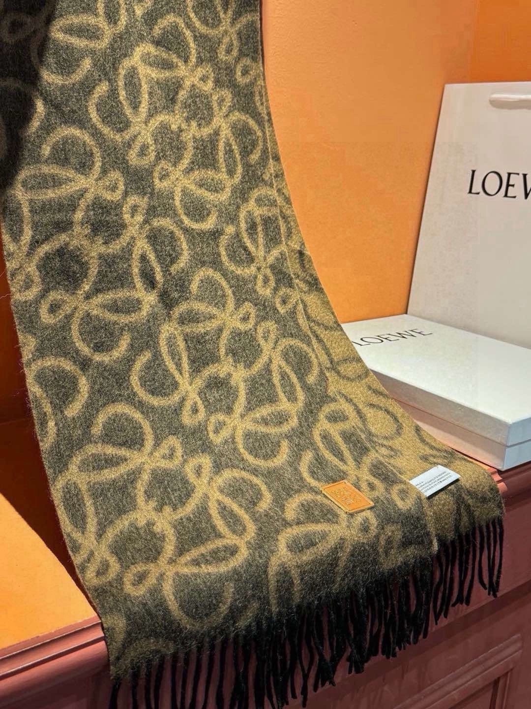 炒鸡火爆💫抢疯了👑罗意威【LW老花双面长巾】很幸运拿到這个品牌的东西,真的不多见,很少在国內做订单,款式 炒鸡火爆💫抢疯了👑罗意威【LW老花双面长巾】很幸运拿到這个品牌的东西,真的不多见,很少在国內做订单,款式