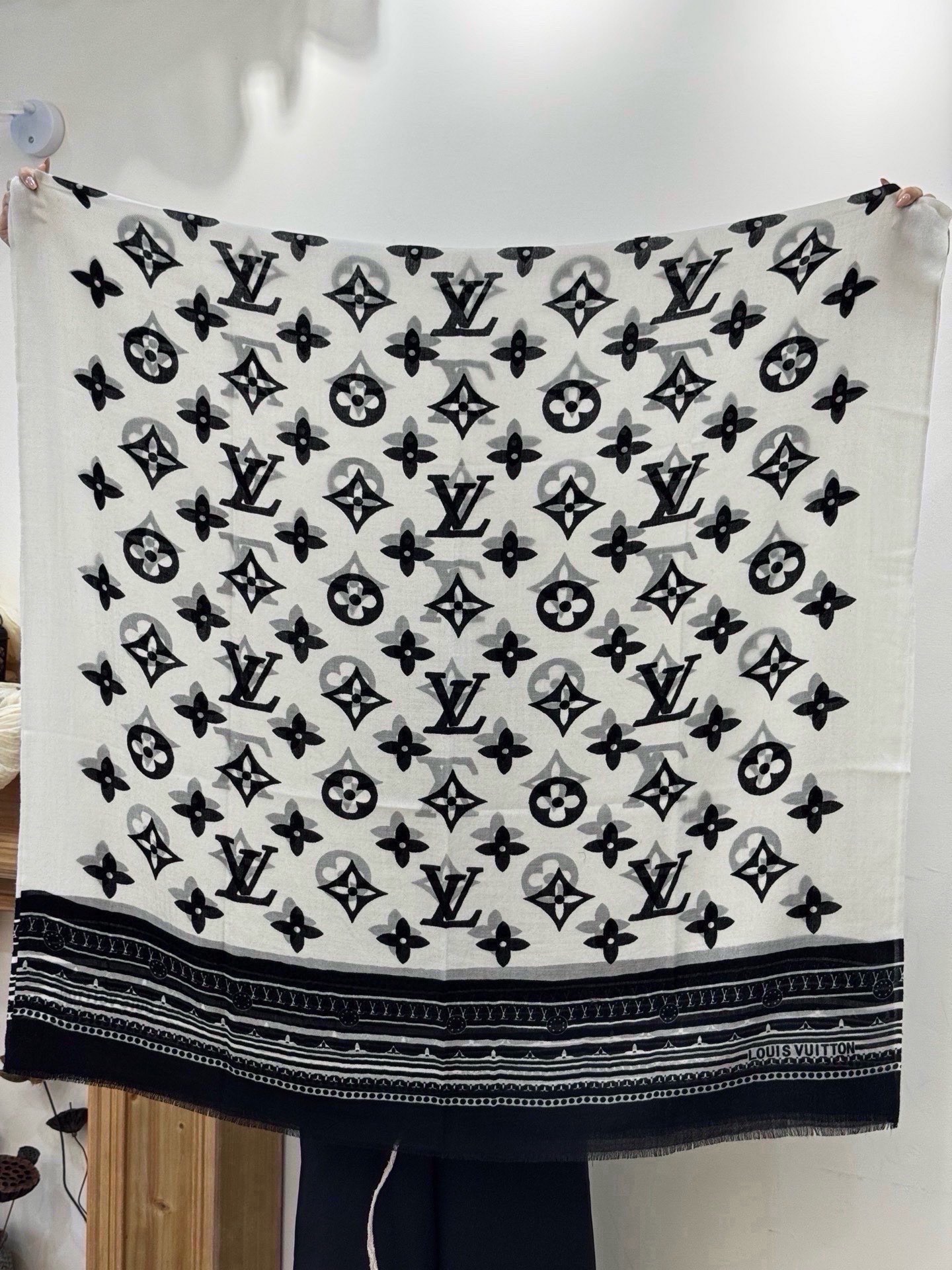 💟Iv最火的村上隆三彩羊绒长巾出货了！也可做装裱画，绝美无比，尽显时尚高端大气奢华风格！年度最佳爆款 ！
