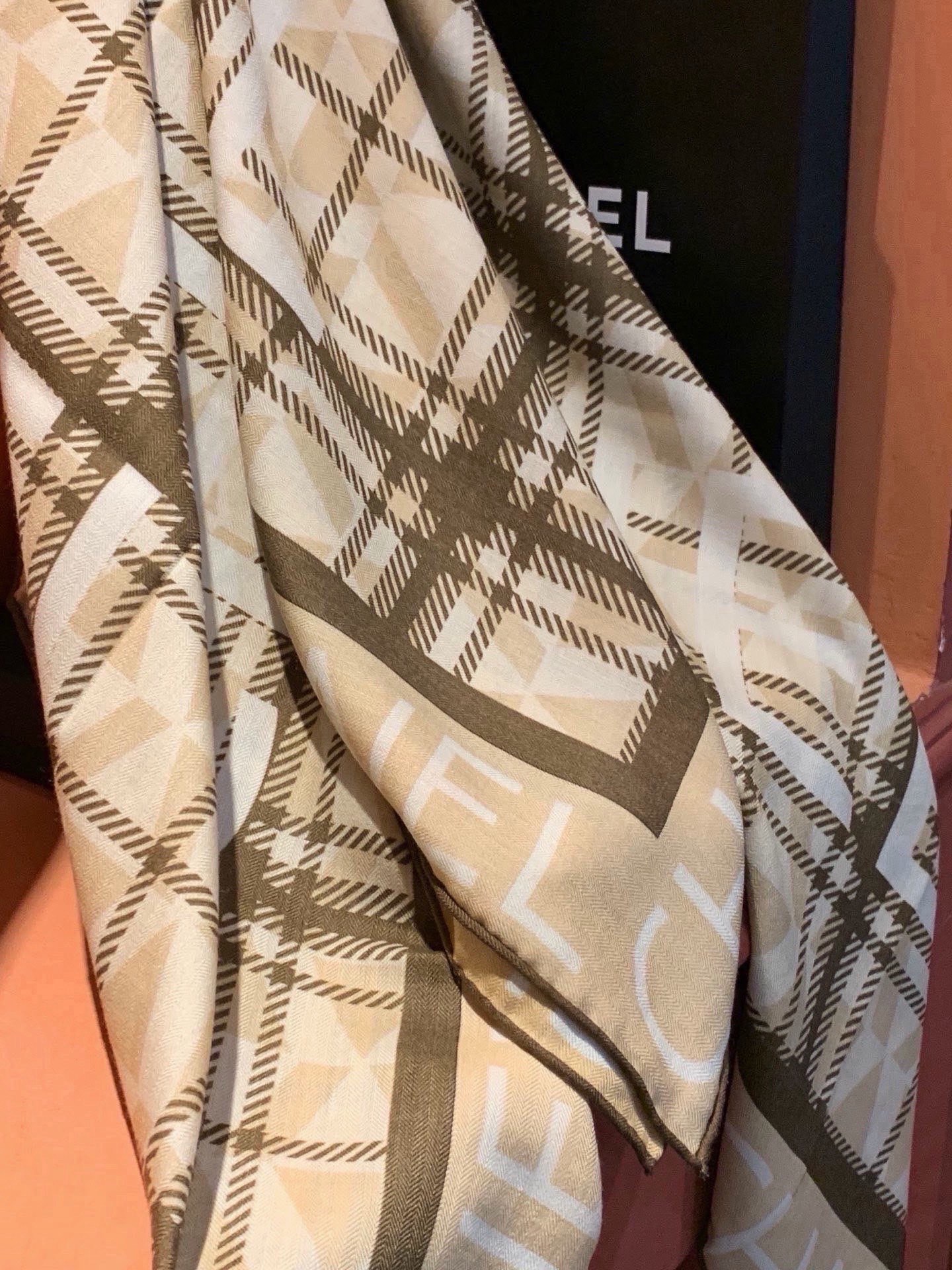 高级成衣系列～Chanel 【140双面同色丝绒披肩】此系列谱写一曲自由轻灵的赞歌本系列作品创新演绎品牌