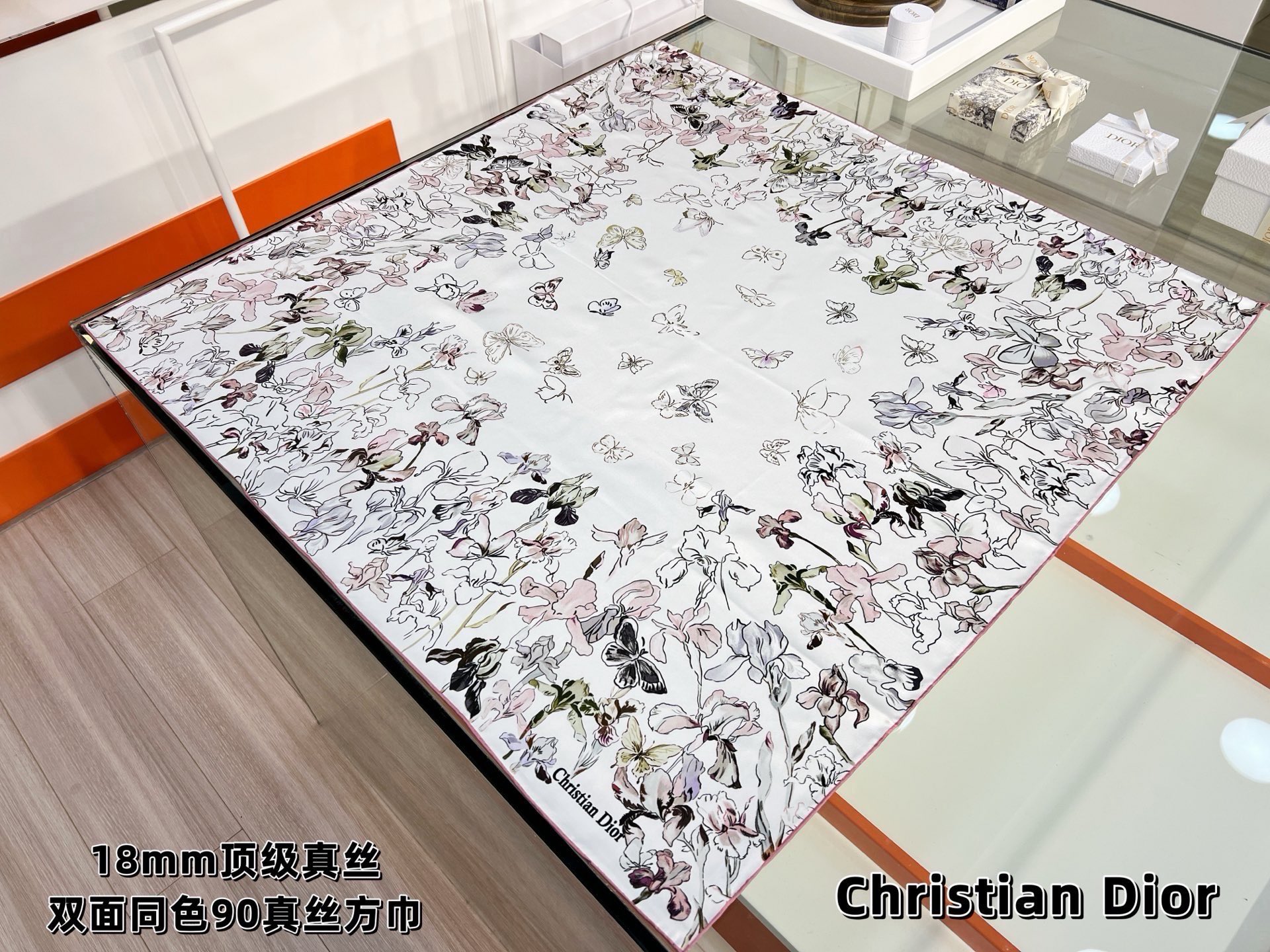 Dior 印花方巾90 厘米胭脂粉色桑蚕丝斜纹面料多色 Butterflies & Iris图案这款方巾