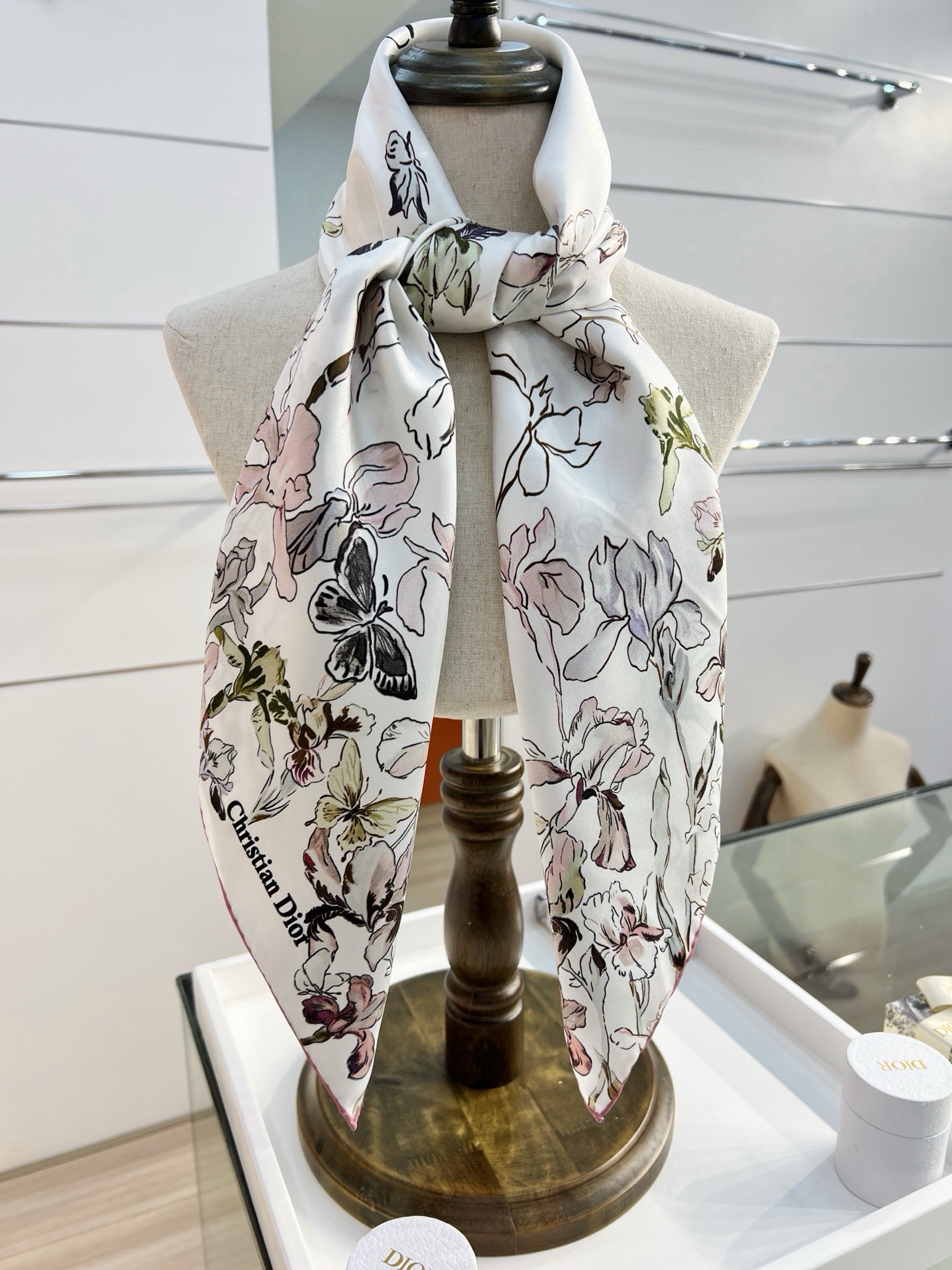 Dior 印花方巾90 厘米胭脂粉色桑蚕丝斜纹面料多色 Butterflies & Iris图案这款方巾