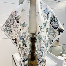Dior 印花方巾90 厘米胭脂粉色桑蚕丝斜纹面料多色 Butterflies & Iris图案这款方巾 Dior 印花方巾90 厘米胭脂粉色桑蚕丝斜纹面料多色 Butterflies & Iris图案这款方巾