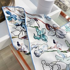 Dior 印花方巾90 厘米胭脂粉色桑蚕丝斜纹面料多色 Butterflies & Iris图案这款方巾 Dior 印花方巾90 厘米胭脂粉色桑蚕丝斜纹面料多色 Butterflies & Iris图案这款方巾