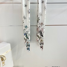 Dior 印花方巾90 厘米胭脂粉色桑蚕丝斜纹面料多色 Butterflies & Iris图案这款方巾 Dior 印花方巾90 厘米胭脂粉色桑蚕丝斜纹面料多色 Butterflies & Iris图案这款方巾