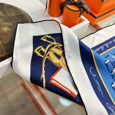 “马具优雅美学”90方巾手工卷边真丝方巾(100%桑蚕丝)。轻盈、大胆和无穷无尽的俏皮感在方巾中交织碰撞 “马具优雅美学”90方巾手工卷边真丝方巾(100%桑蚕丝)。轻盈、大胆和无穷无尽的俏皮感在方巾中交织碰撞