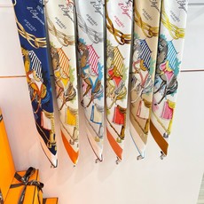 “马具优雅美学”90方巾手工卷边真丝方巾(100%桑蚕丝)。轻盈、大胆和无穷无尽的俏皮感在方巾中交织碰撞 “马具优雅美学”90方巾手工卷边真丝方巾(100%桑蚕丝)。轻盈、大胆和无穷无尽的俏皮感在方巾中交织碰撞