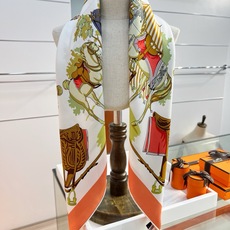 “马具优雅美学”90方巾手工卷边真丝方巾(100%桑蚕丝)。轻盈、大胆和无穷无尽的俏皮感在方巾中交织碰撞 “马具优雅美学”90方巾手工卷边真丝方巾(100%桑蚕丝)。轻盈、大胆和无穷无尽的俏皮感在方巾中交织碰撞