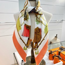 “马具优雅美学”90方巾手工卷边真丝方巾(100%桑蚕丝)。轻盈、大胆和无穷无尽的俏皮感在方巾中交织碰撞 “马具优雅美学”90方巾手工卷边真丝方巾(100%桑蚕丝)。轻盈、大胆和无穷无尽的俏皮感在方巾中交织碰撞
