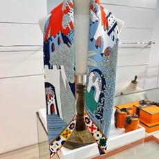 “四方之风宫殿”90双面方巾手工卷边真丝混纺披肩(100%桑蚕丝)。这款迷人的90丝巾令您散发内在优雅和 “四方之风宫殿”90双面方巾手工卷边真丝混纺披肩(100%桑蚕丝)。这款迷人的90丝巾令您散发内在优雅和