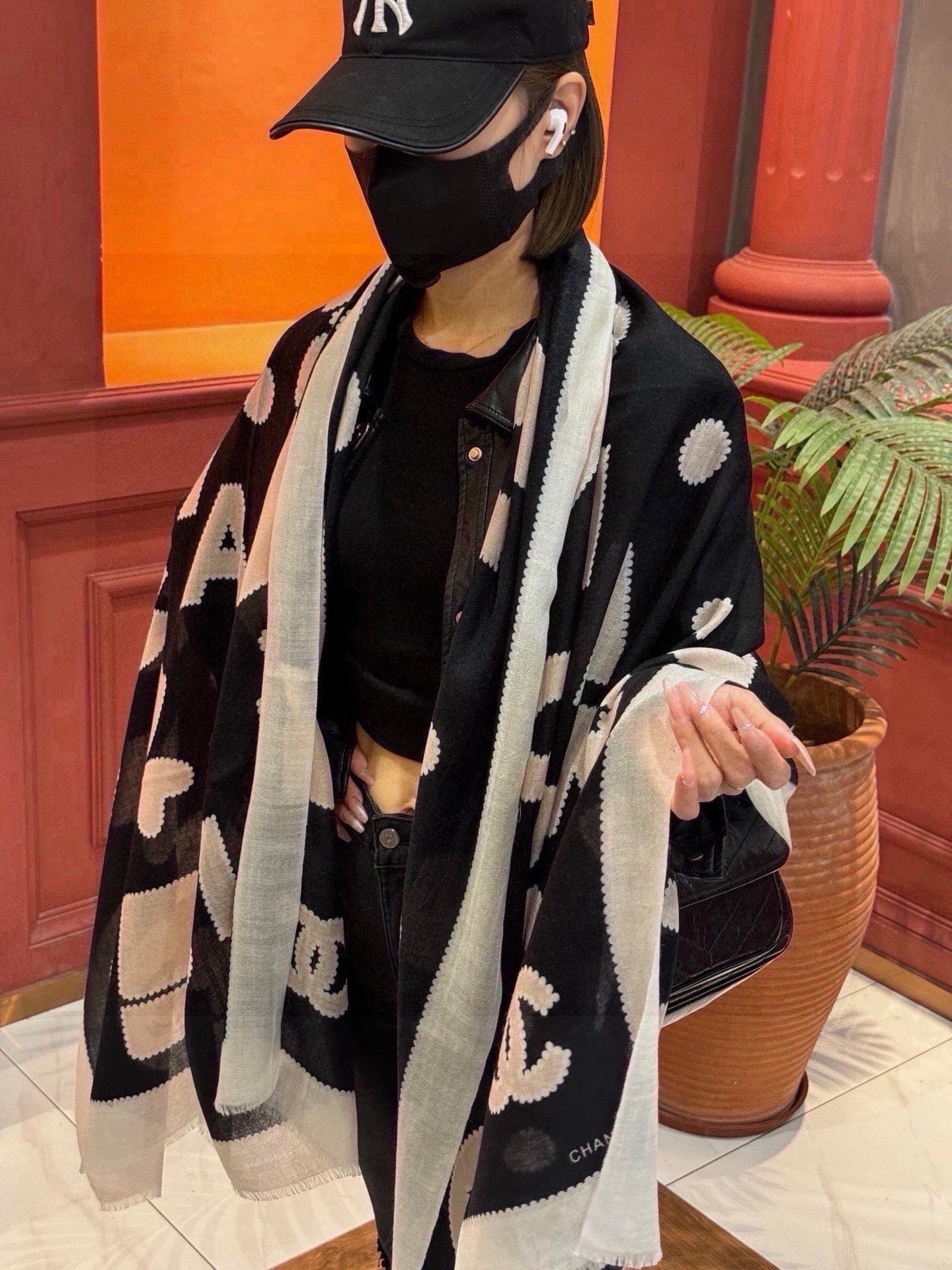 重点推荐！！！高级舒适时髦气质，相信我的就收吧！香奈儿这款触动内心的柔美围巾，无法模仿的颜色和气质！！！