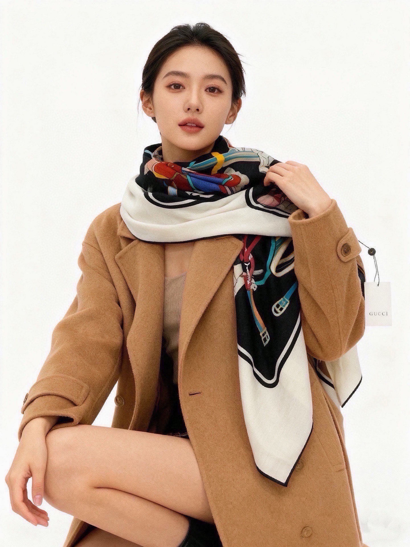 💟Gucci~140双面丝绒披肩马鞍细节和骑马图案以精致色调匠心呈献，意在向品牌与马术世界的深厚渊源致敬
