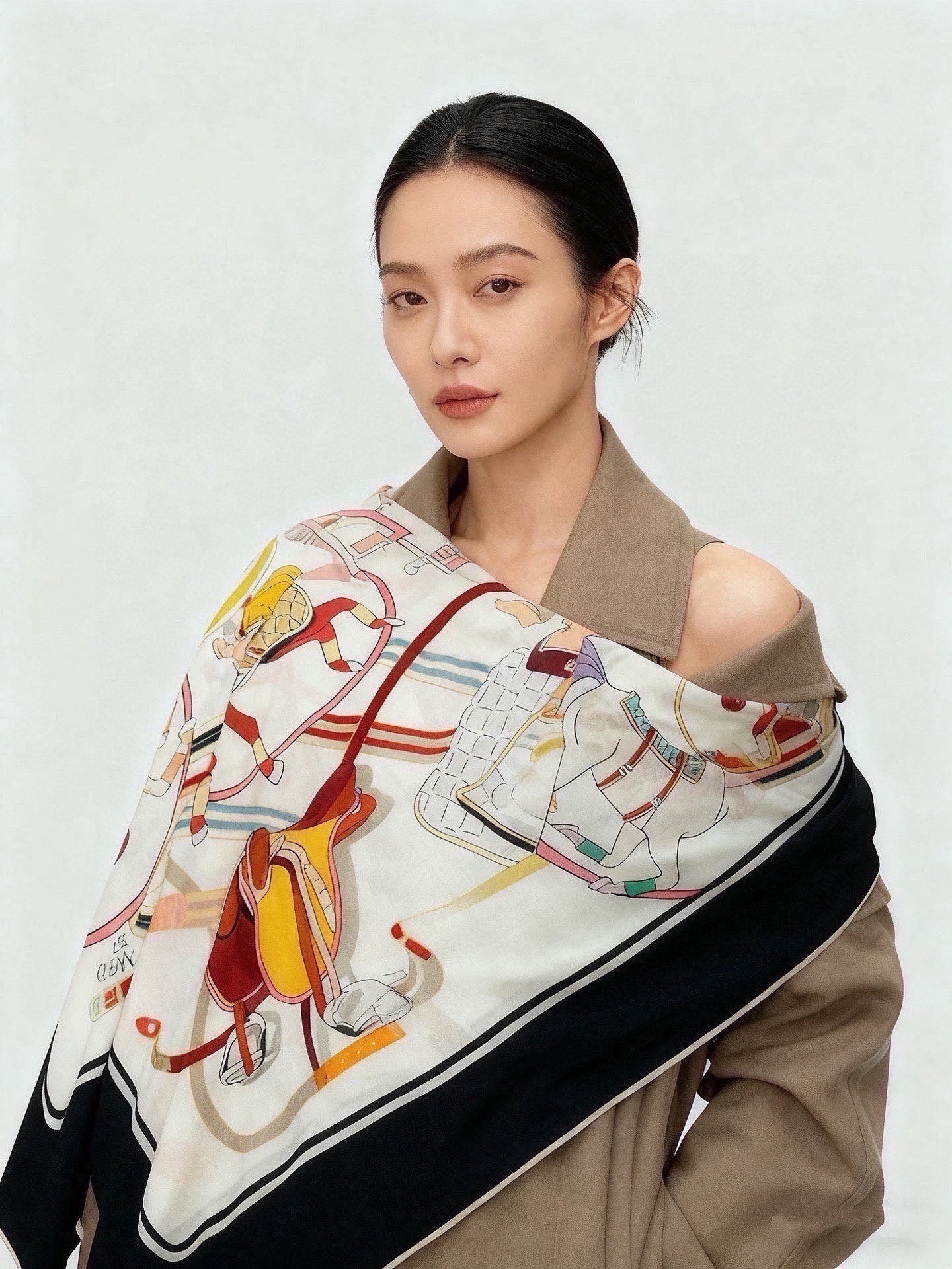 💟Gucci~140双面丝绒披肩马鞍细节和骑马图案以精致色调匠心呈献，意在向品牌与马术世界的深厚渊源致敬