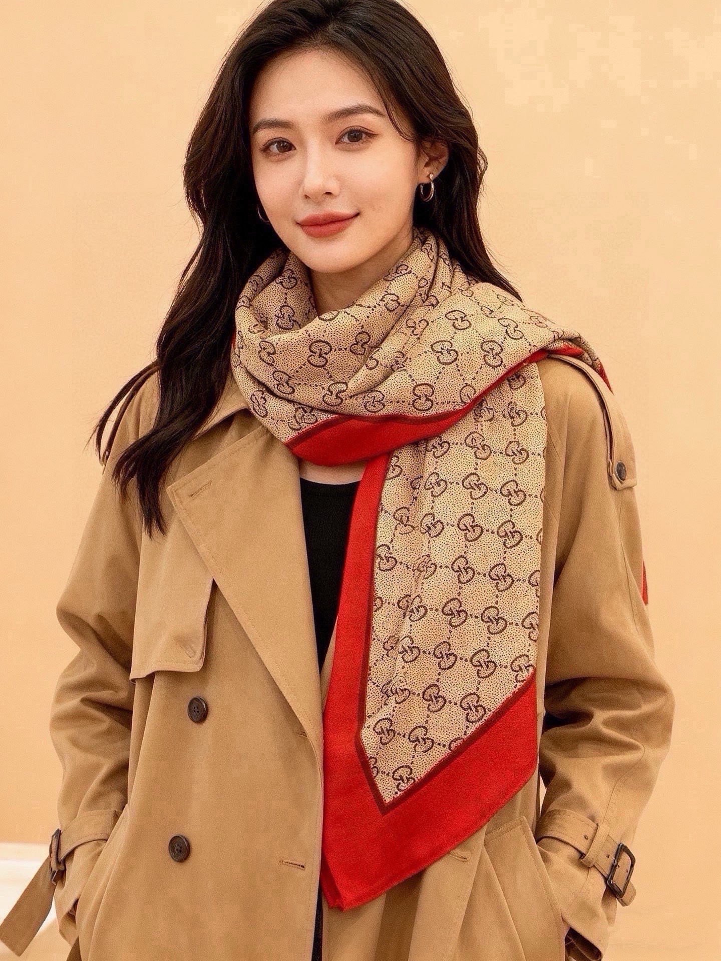 Gucci~140双面丝绒披肩马衔扣细节和GG图案以精致色调匠心呈献，意在向品牌与马术世界的深厚渊源致敬