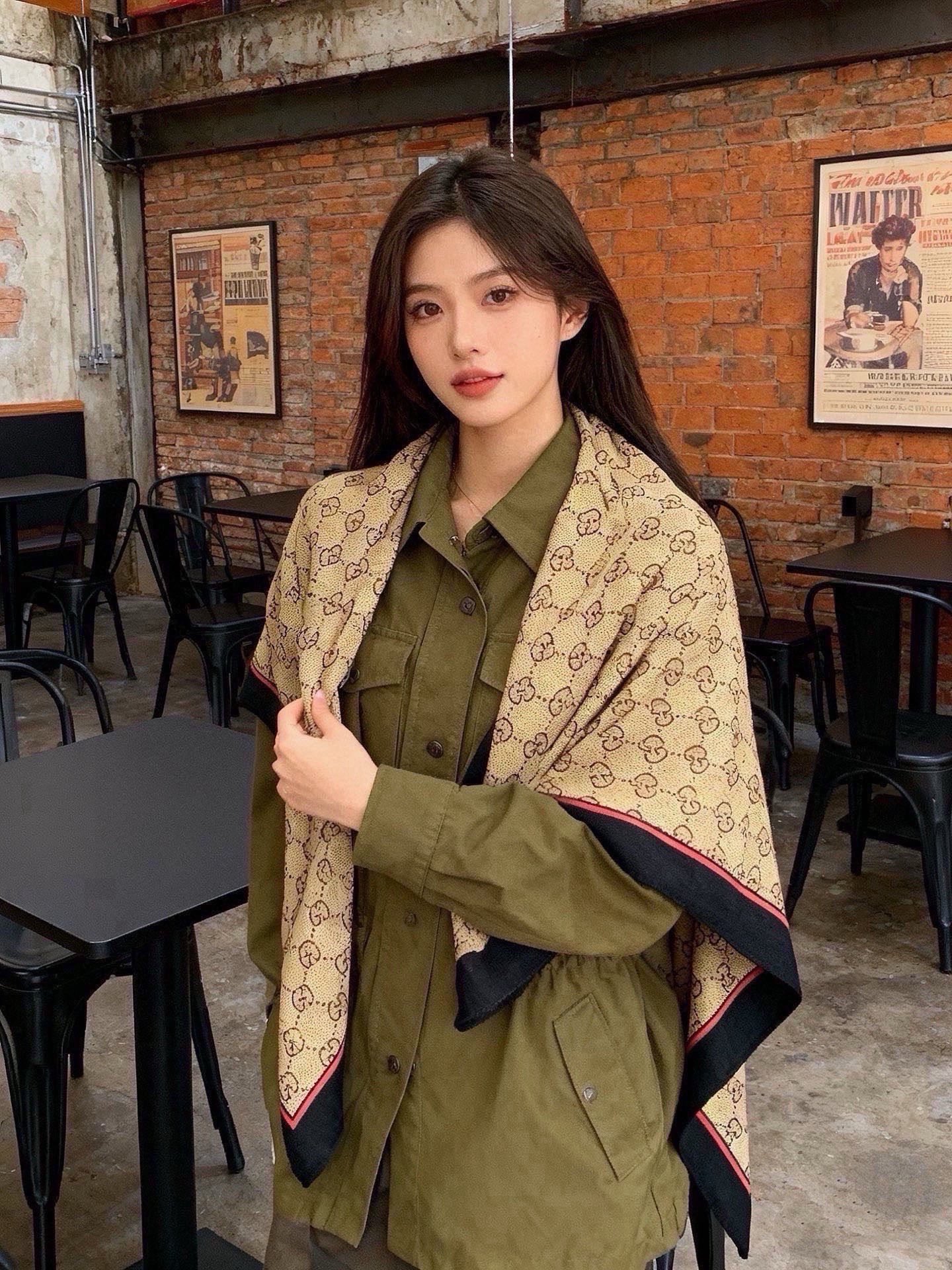 Gucci~140双面丝绒披肩马衔扣细节和GG图案以精致色调匠心呈献，意在向品牌与马术世界的深厚渊源致敬