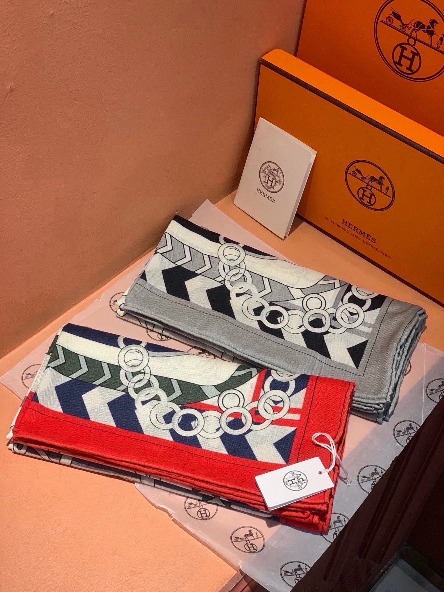 💟H家上新💞【双面同色丝绒方巾】手工卷边山羊绒和真丝混纺披肩（70%山羊绒，30%桑蚕丝）这款披肩采用经