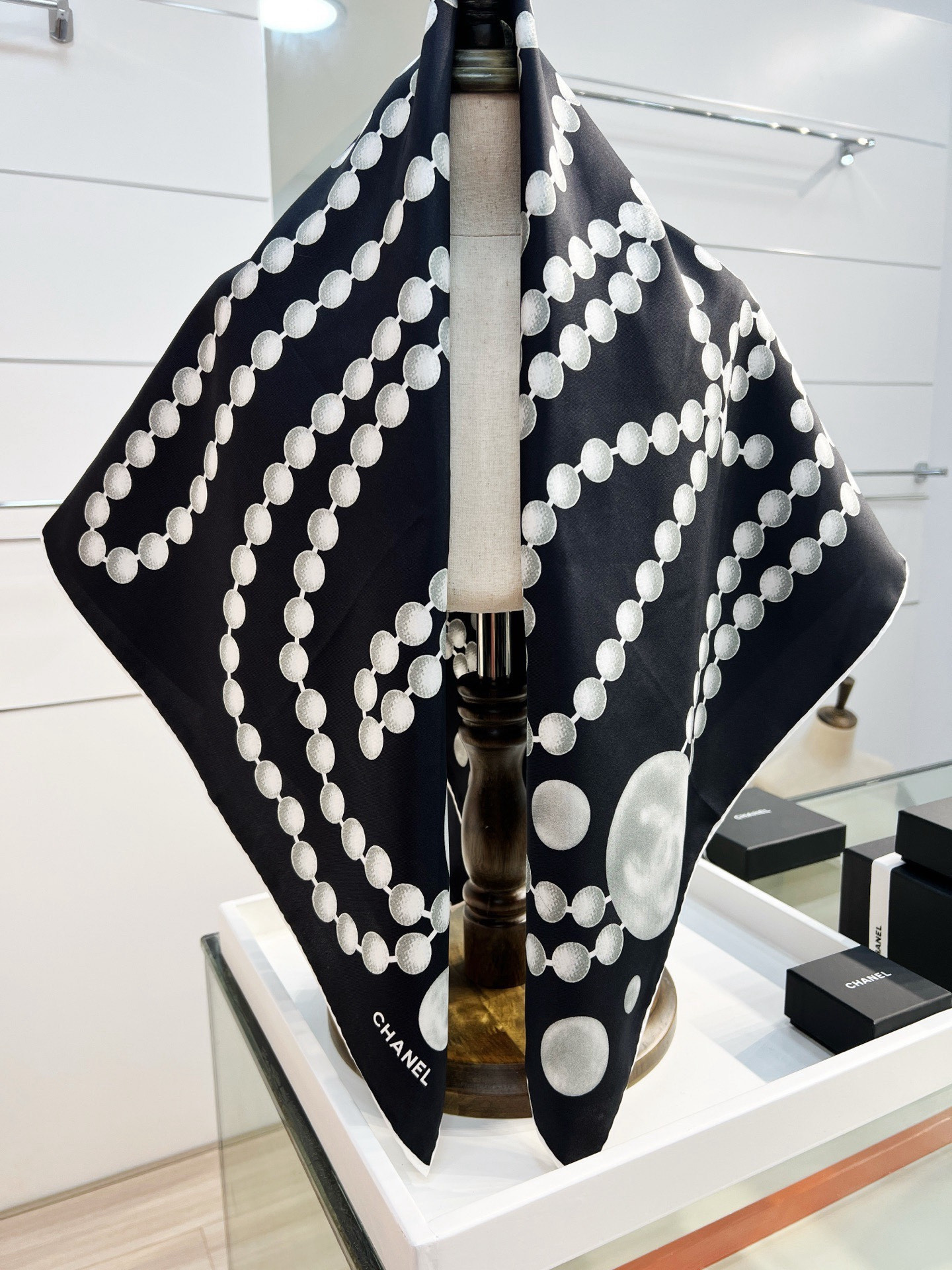 Chanel 90丝巾 新品18mm顶级真丝双面同色印花完美珍珠与双C的组合设计永远是香家最不可错过的时