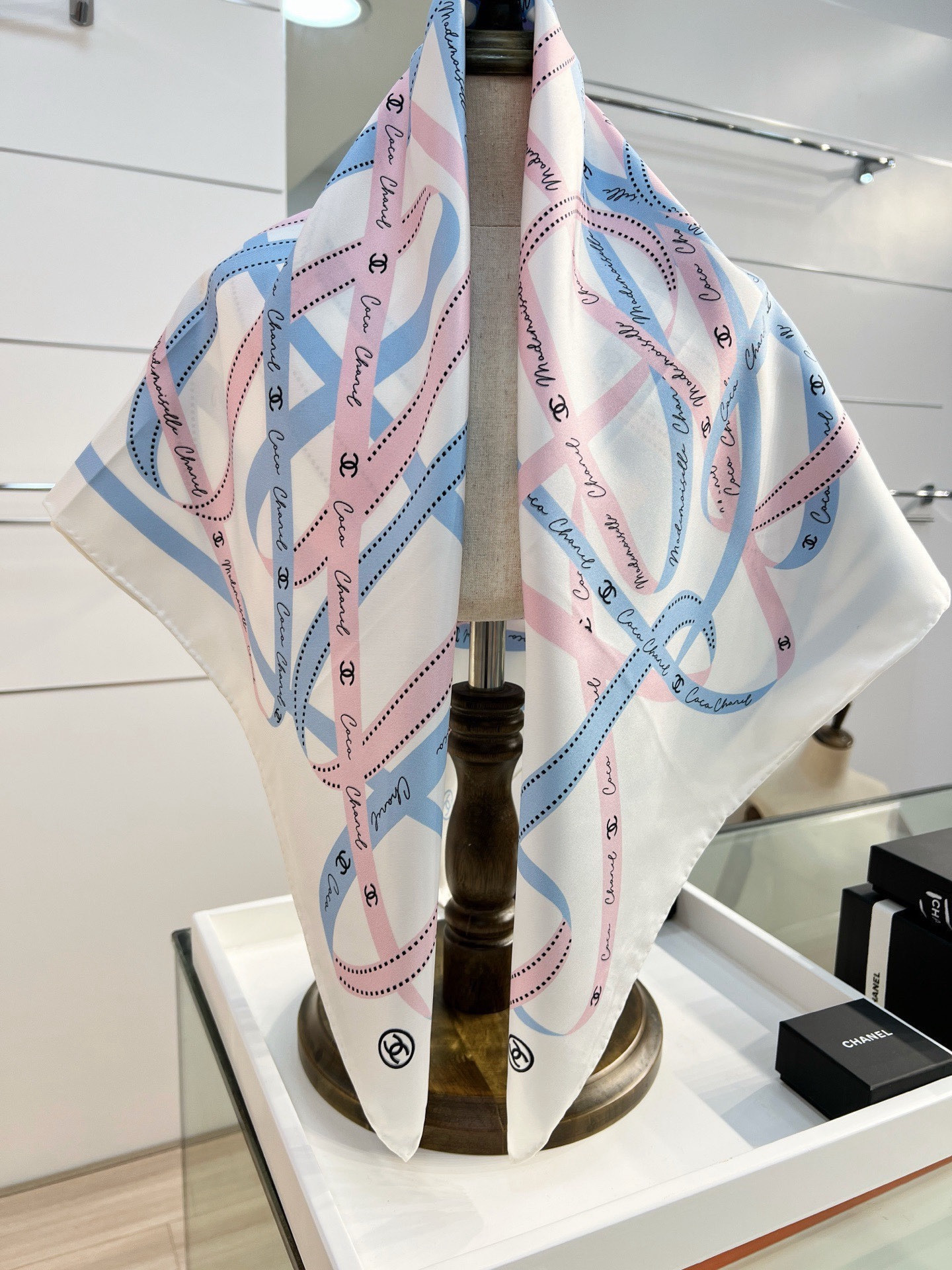 Chanel 26c~【18mm顶级双面真丝印花丝巾】设计元素主要丝带、品牌logo非常经典的设计、不挑