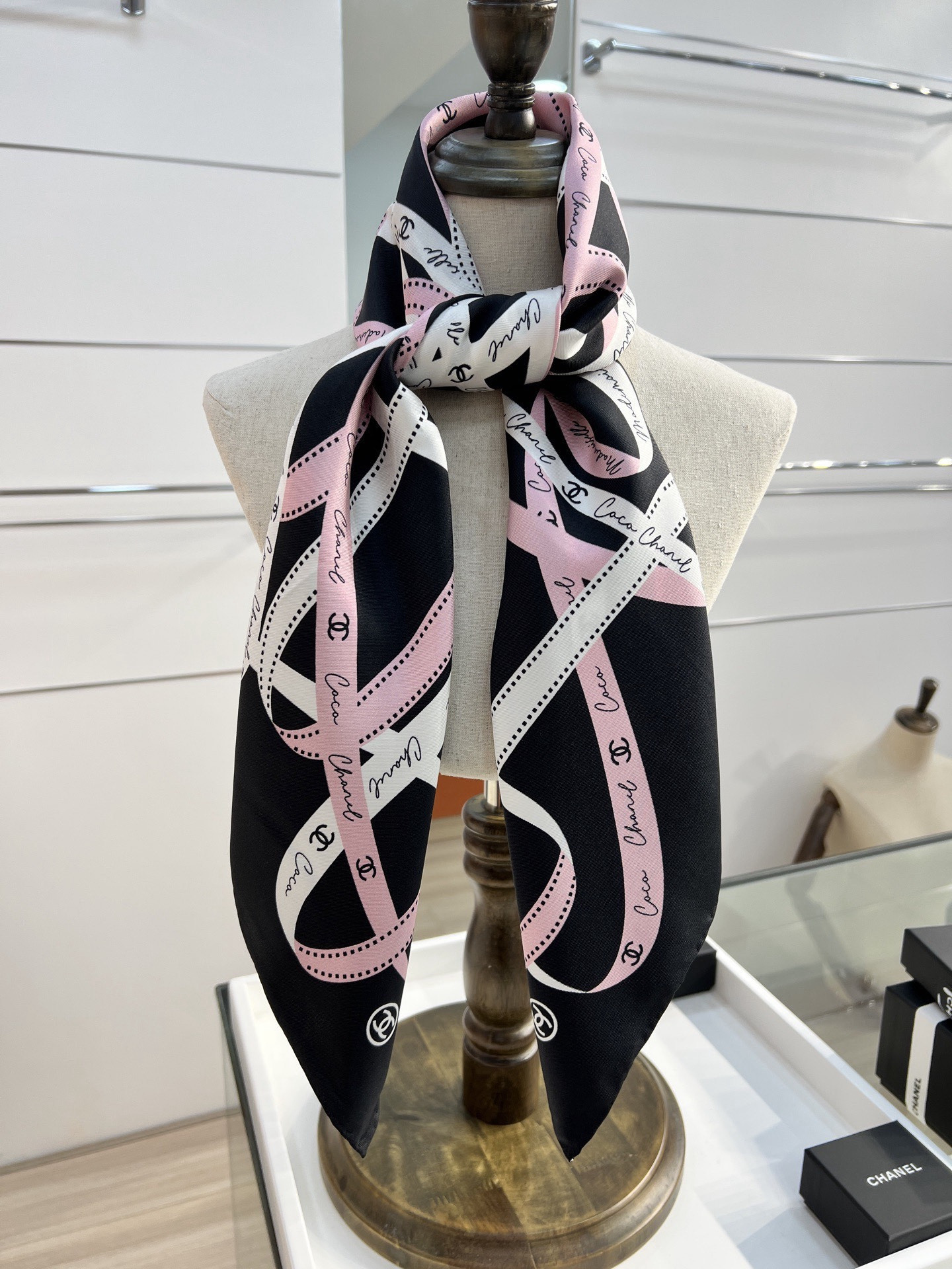 Chanel 26c~【18mm顶级双面真丝印花丝巾】设计元素主要丝带、品牌logo非常经典的设计、不挑 Chanel 26c~【18mm顶级双面真丝印花丝巾】设计元素主要丝带、品牌logo非常经典的设计、不挑
