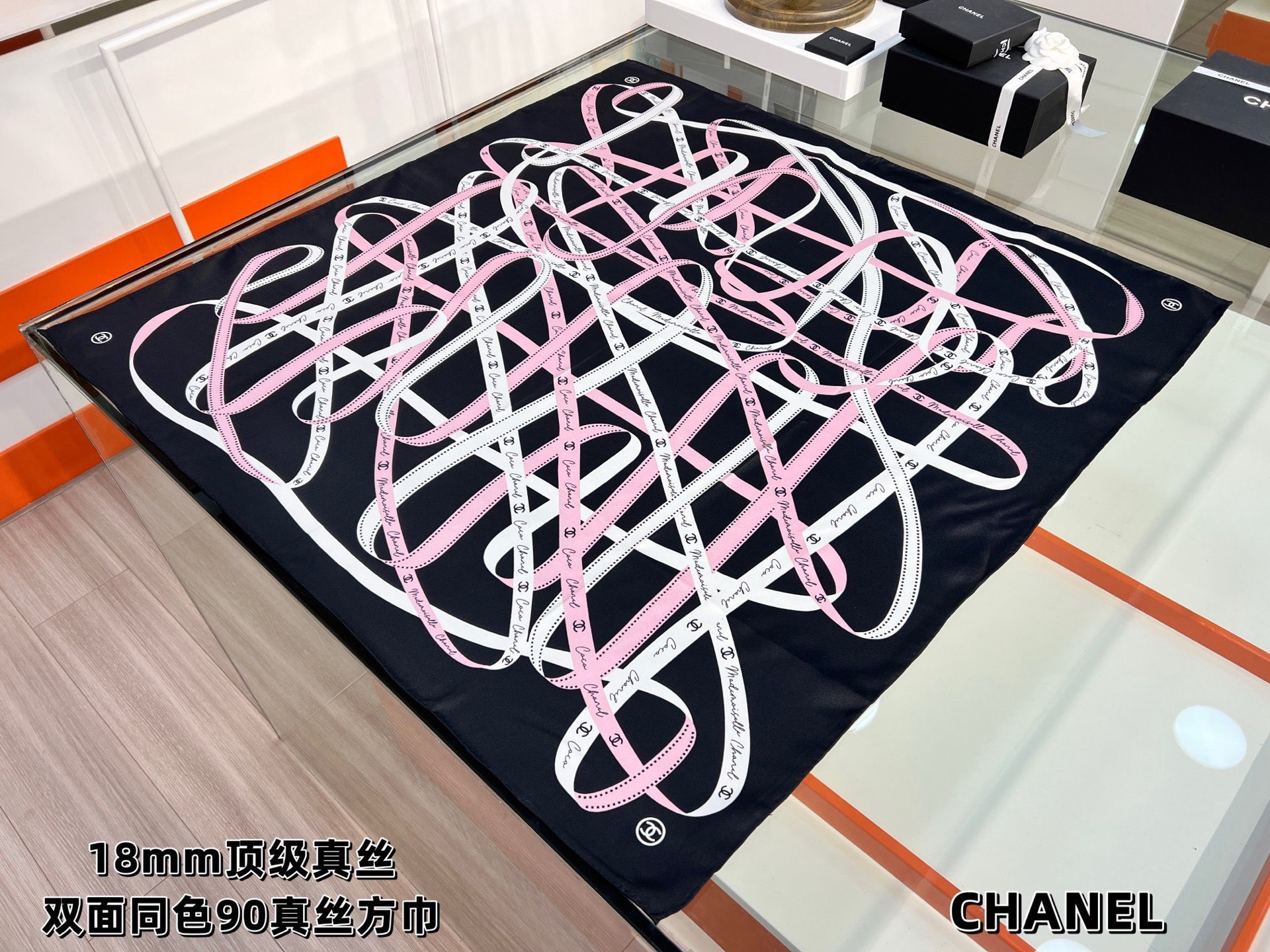 Chanel 26c~【18mm顶级双面真丝印花丝巾】设计元素主要丝带、品牌logo非常经典的设计、不挑
