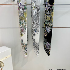 Dior 90双面18mm真丝印花方巾这款方巾以 Dior Star 图案呈现 Dior 的幸运星,通过 Dior 90双面18mm真丝印花方巾这款方巾以 Dior Star 图案呈现 Dior 的幸运星,通过