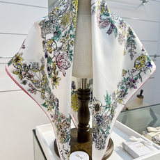 Dior 90双面18mm真丝印花方巾这款方巾以 Dior Star 图案呈现 Dior 的幸运星,通过 Dior 90双面18mm真丝印花方巾这款方巾以 Dior Star 图案呈现 Dior 的幸运星,通过
