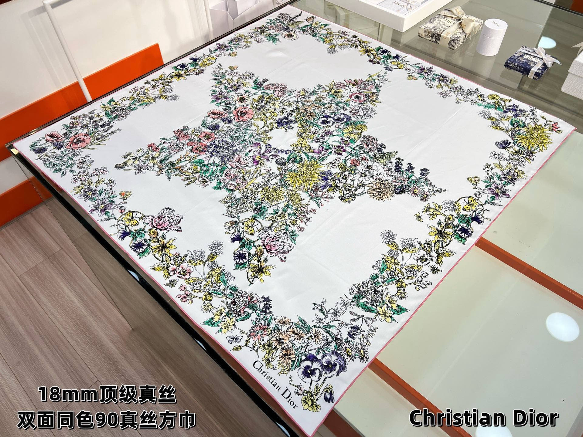Dior 90双面18mm真丝印花方巾这款方巾以 Dior Star 图案呈现 Dior 的幸运星，通过