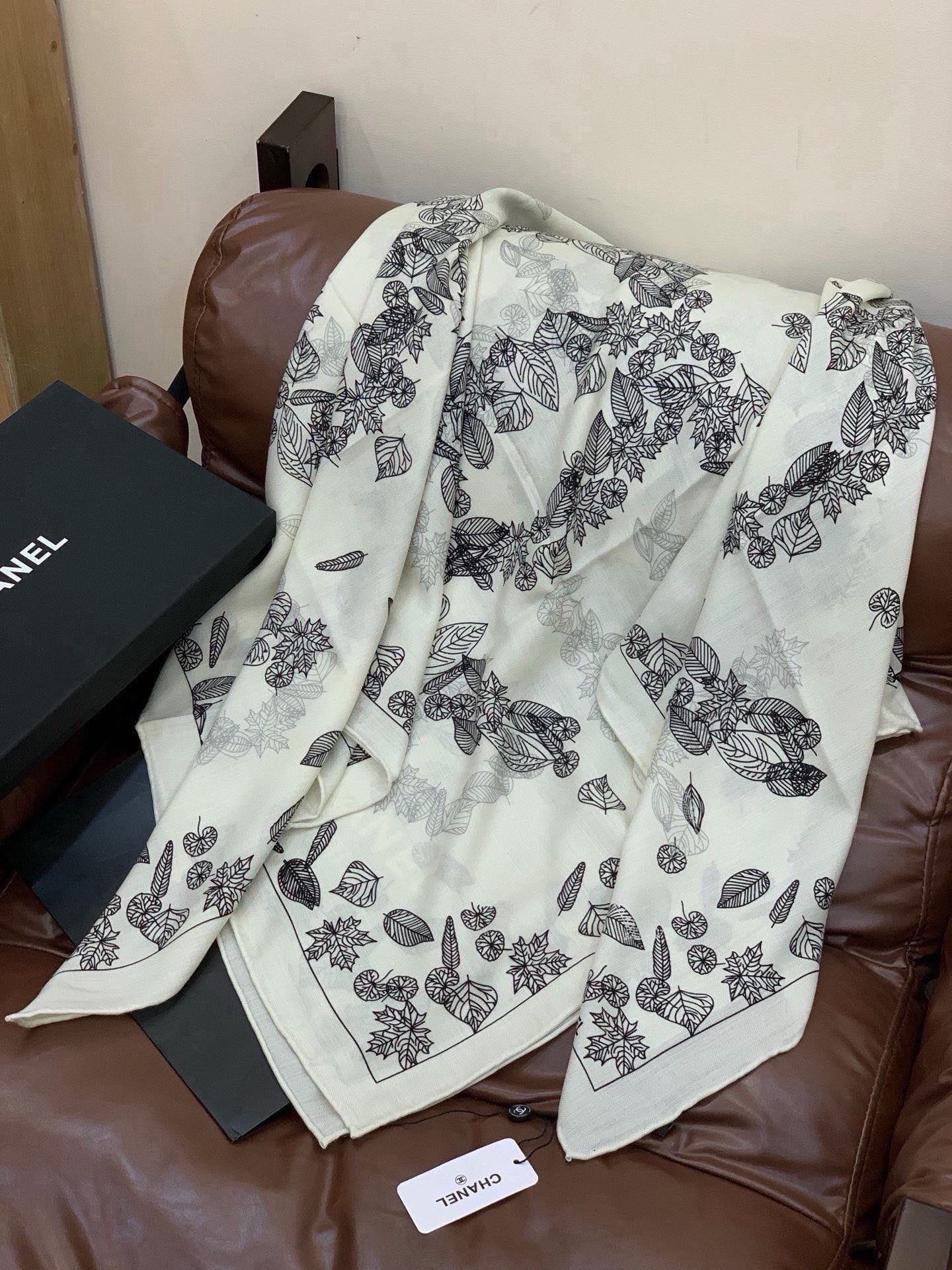 高级成衣系列～Chanel 【140双面同色丝绒披肩】此系列谱写一曲自由轻灵的赞歌本系列作品创新演绎品牌