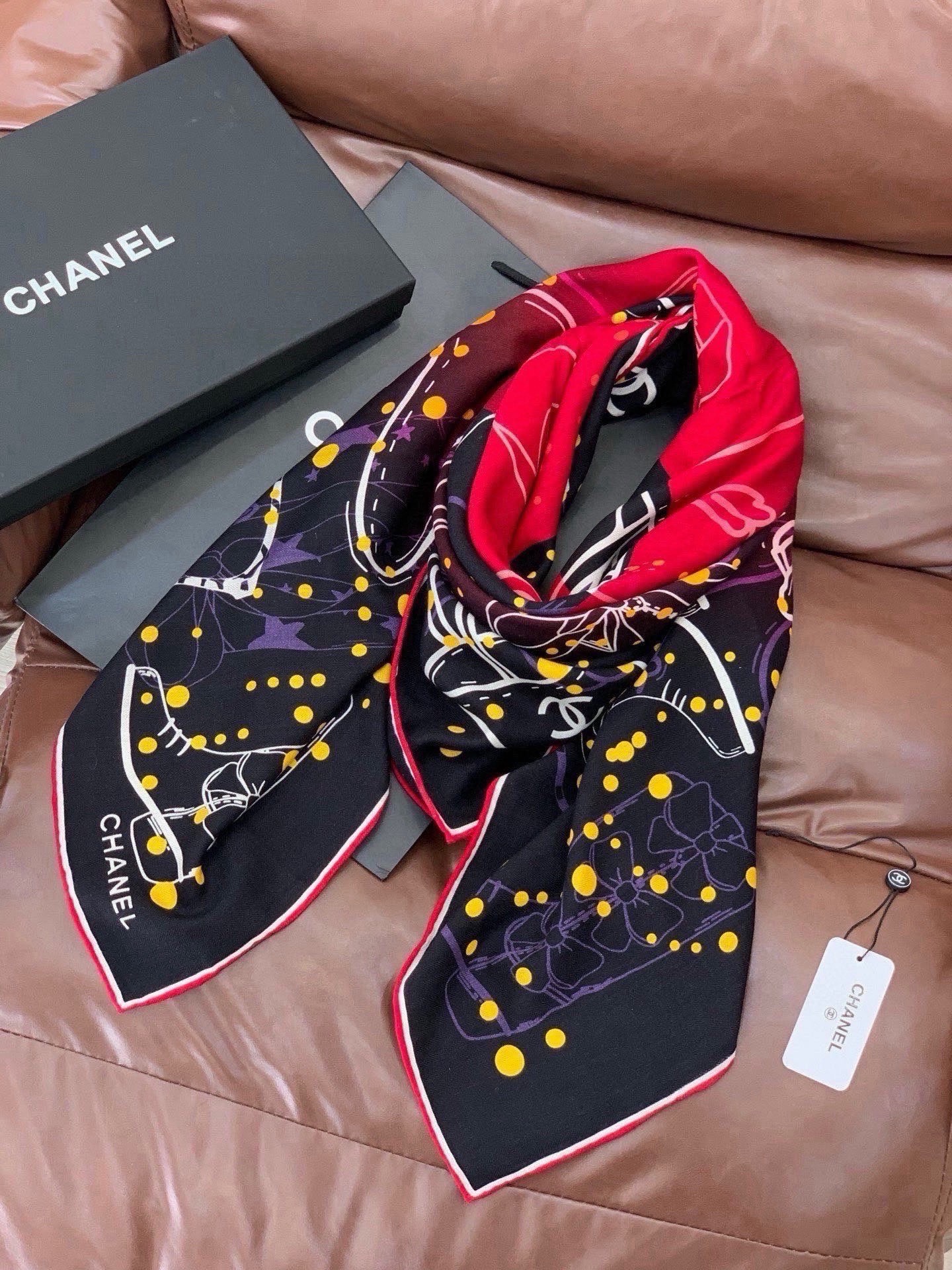 高级成衣系列～Chanel 【140双面同色丝绒披肩】此系列谱写一曲自由轻灵的赞歌本系列作品创新演绎品牌