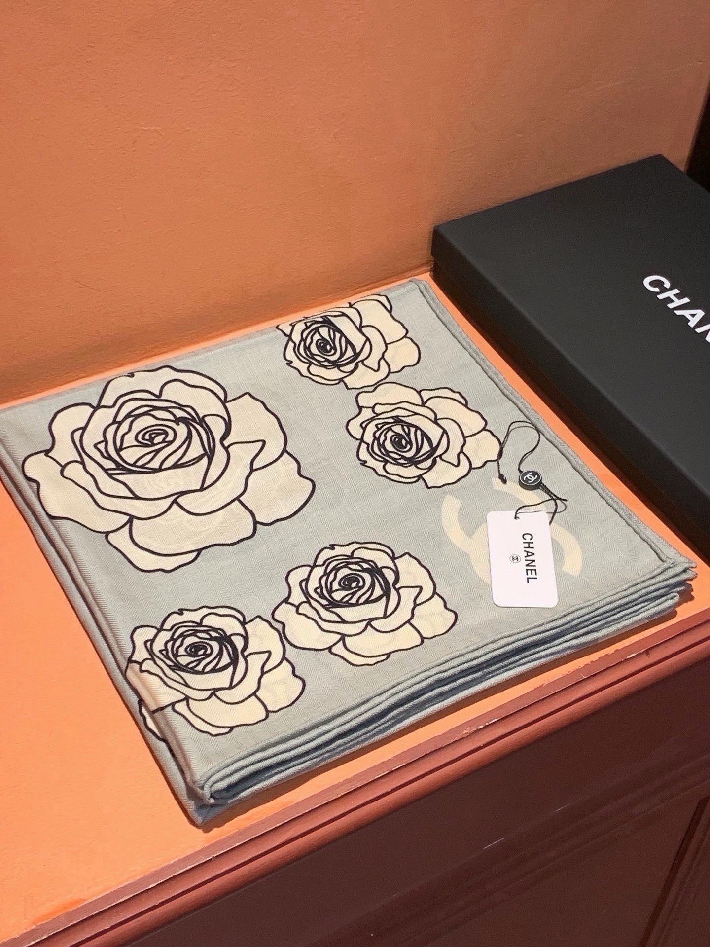 香奈儿上新❤️【Chanel】 经典茶花优雅Coco风，Chanel最新丝绒大方巾~气质到骨子里，香奶奶