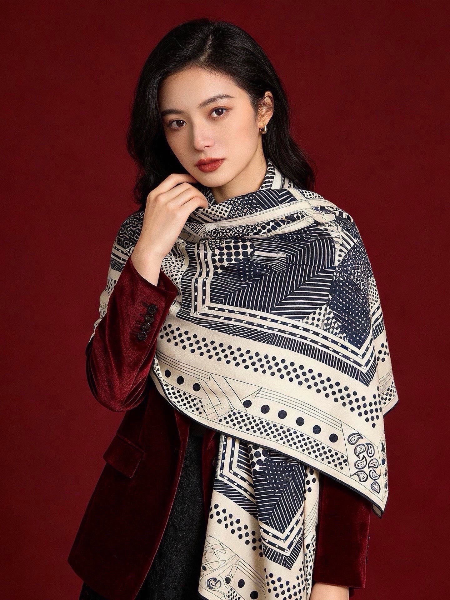 💟上新🆕💕手工卷边！羊绒和真丝混纺披肩（70%羊绒30%桑蚕丝）。这款披肩采用经典山羊绒和真丝混纺面料，