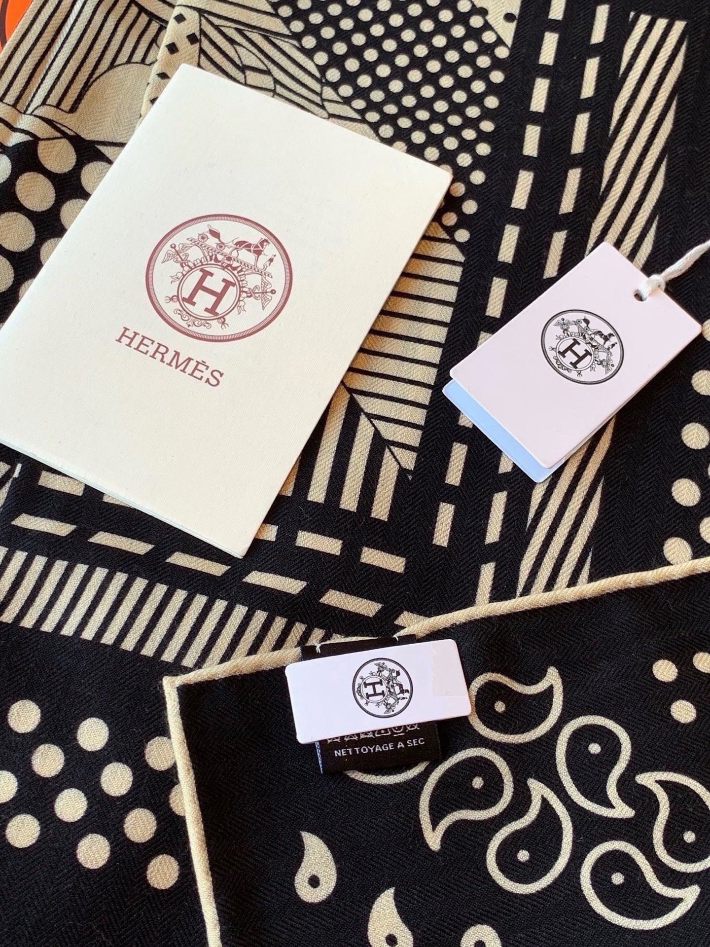 💟上新🆕💕手工卷边！羊绒和真丝混纺披肩（70%羊绒30%桑蚕丝）。这款披肩采用经典山羊绒和真丝混纺面料，