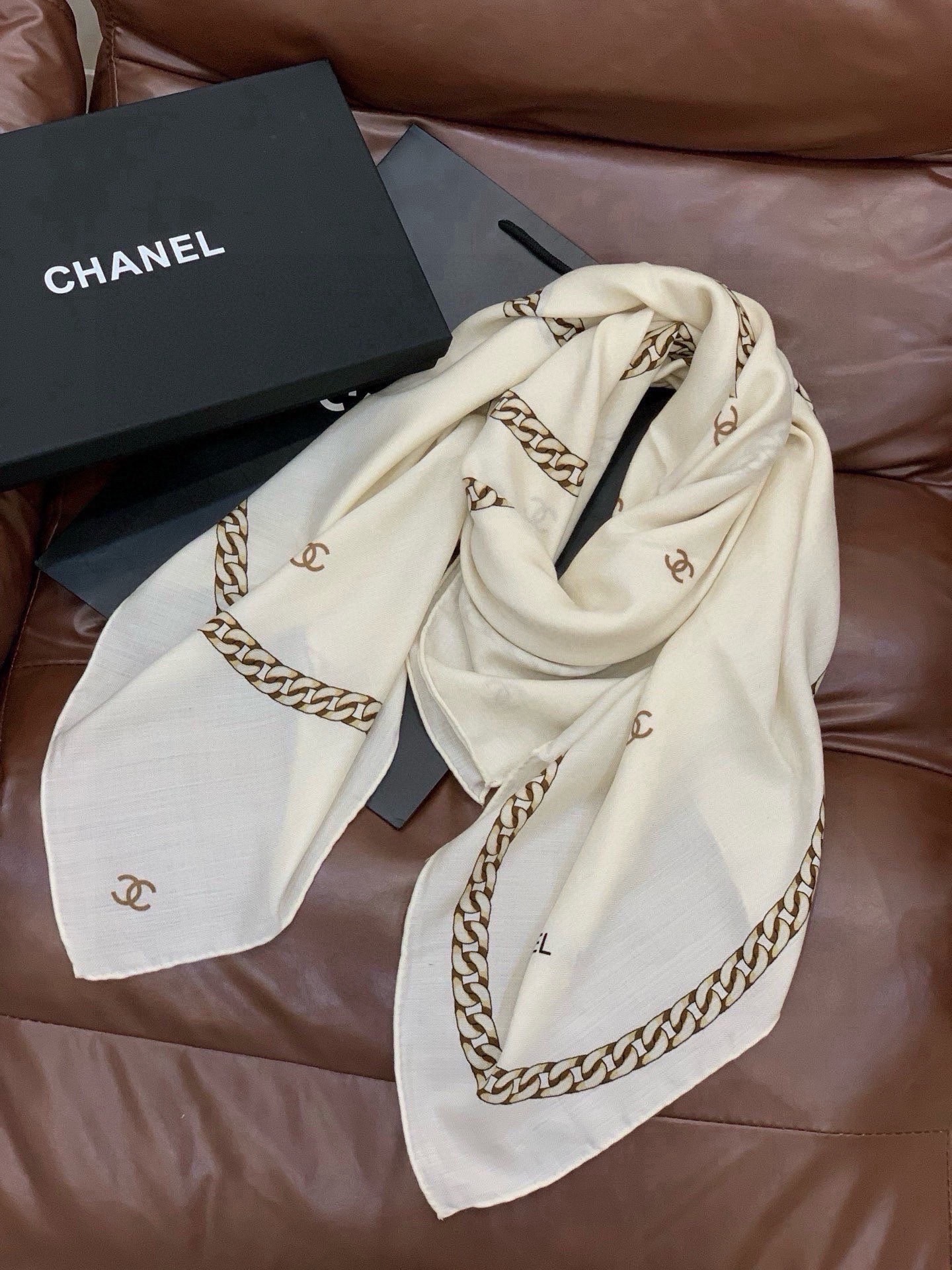 高级成衣系列～Chanel 【140双面同色丝绒披肩】此系列谱写一曲自由轻灵的赞歌本系列作品创新演绎品牌