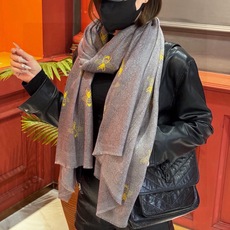 【会发光发亮的围巾】自带高级气场。气质时髦!!!】蜜蜂一直是Gucci钟爱的元素,上身很显年轻气质感!! 【会发光发亮的围巾】自带高级气场。气质时髦!!!】蜜蜂一直是Gucci钟爱的元素,上身很显年轻气质感!!