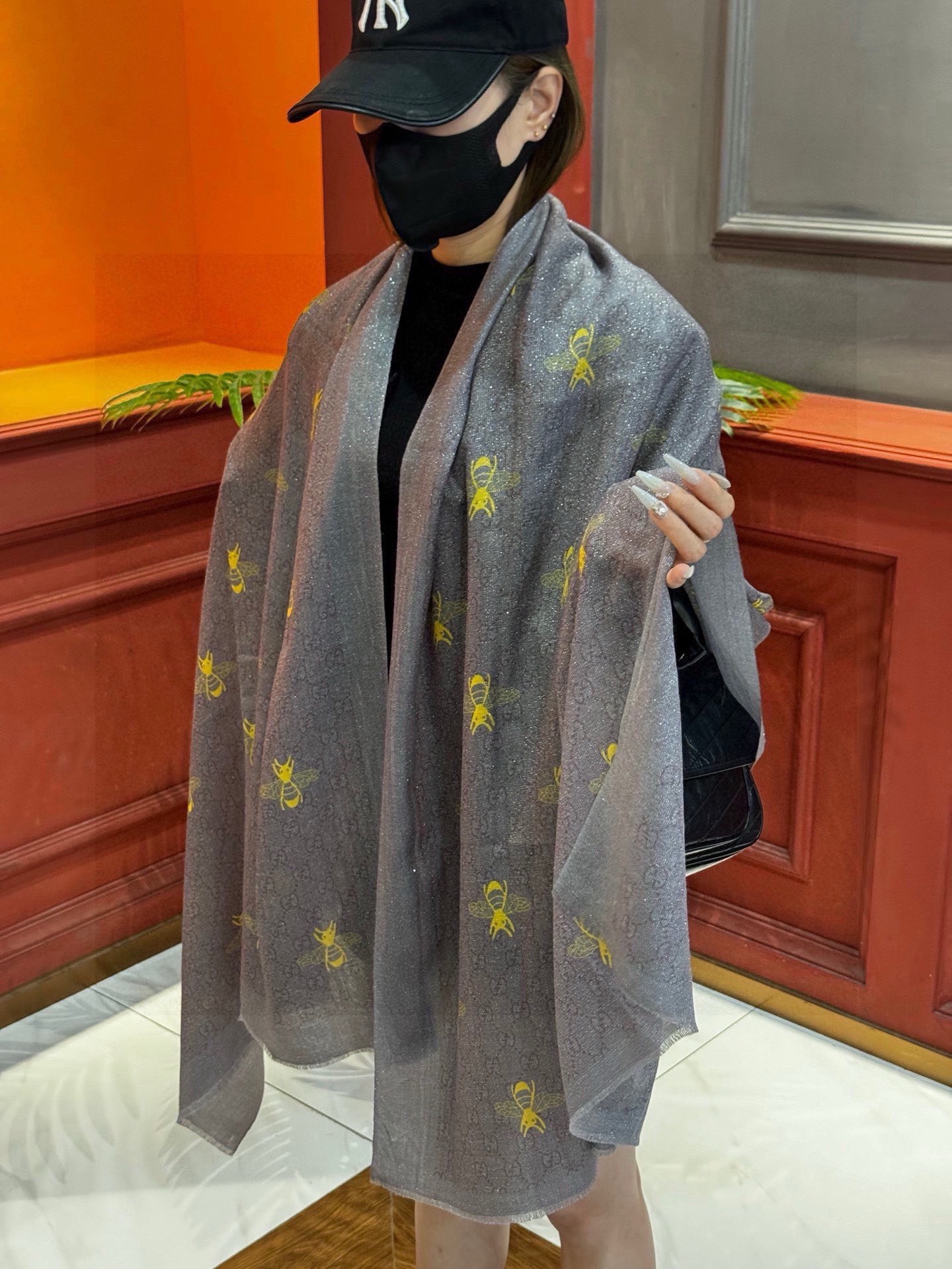 【会发光发亮的围巾】自带高级气场。气质时髦！！！】蜜蜂一直是Gucci钟爱的元素，上身很显年轻气质感！！