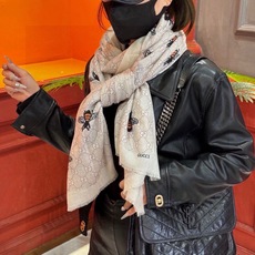 【会发光发亮的围巾】自带高级气场。气质时髦!!!】蜜蜂一直是Gucci钟爱的元素,上身很显年轻气质感!! 【会发光发亮的围巾】自带高级气场。气质时髦!!!】蜜蜂一直是Gucci钟爱的元素,上身很显年轻气质感!!