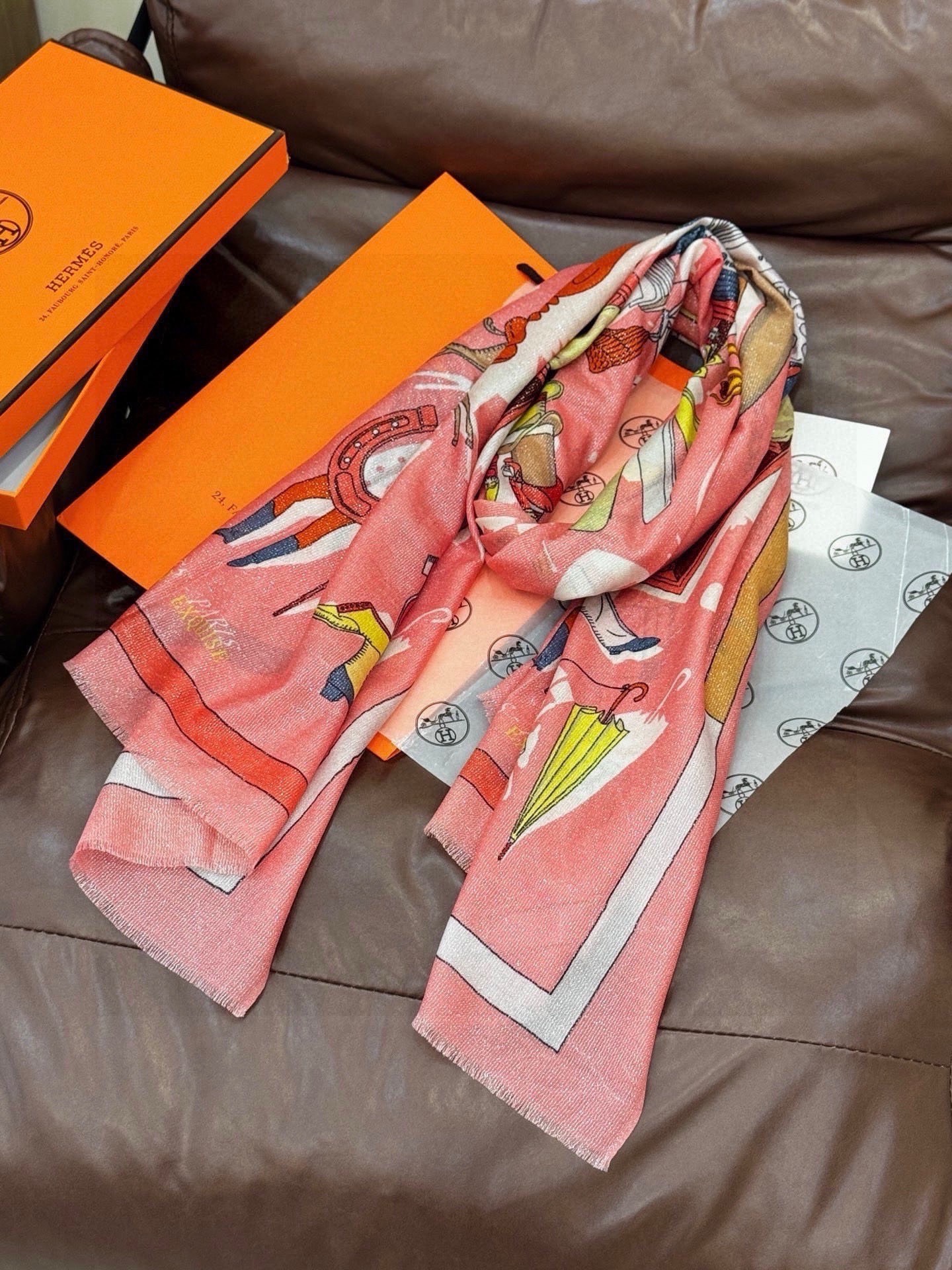“精巧错觉”~Hermes （会发光发亮的围巾）轻盈、大胆和无穷无尽的俏皮感在方巾中交织碰撞，让自己沉浸