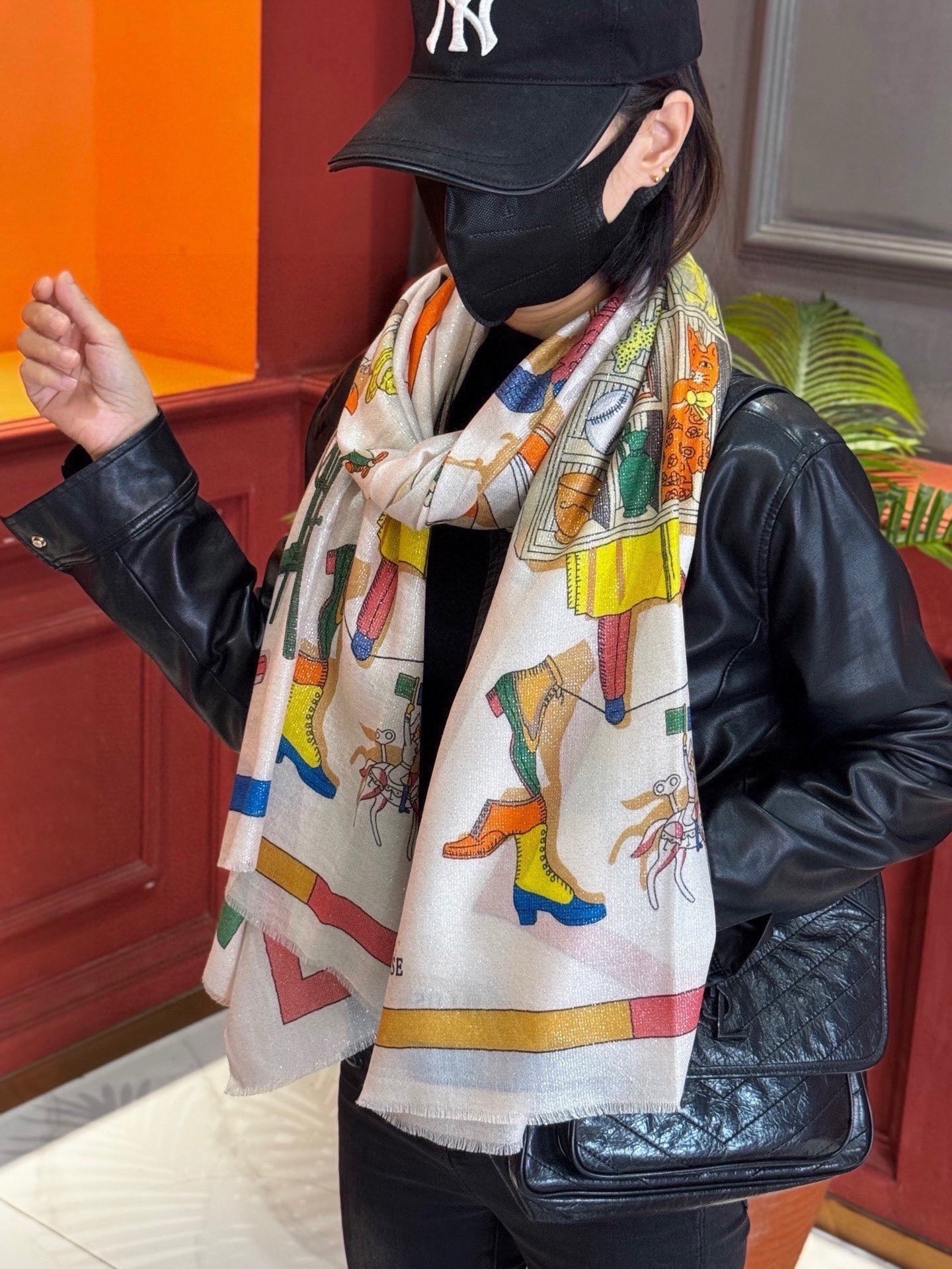 “精巧错觉”~Hermes （会发光发亮的围巾）轻盈、大胆和无穷无尽的俏皮感在方巾中交织碰撞，让自己沉浸
