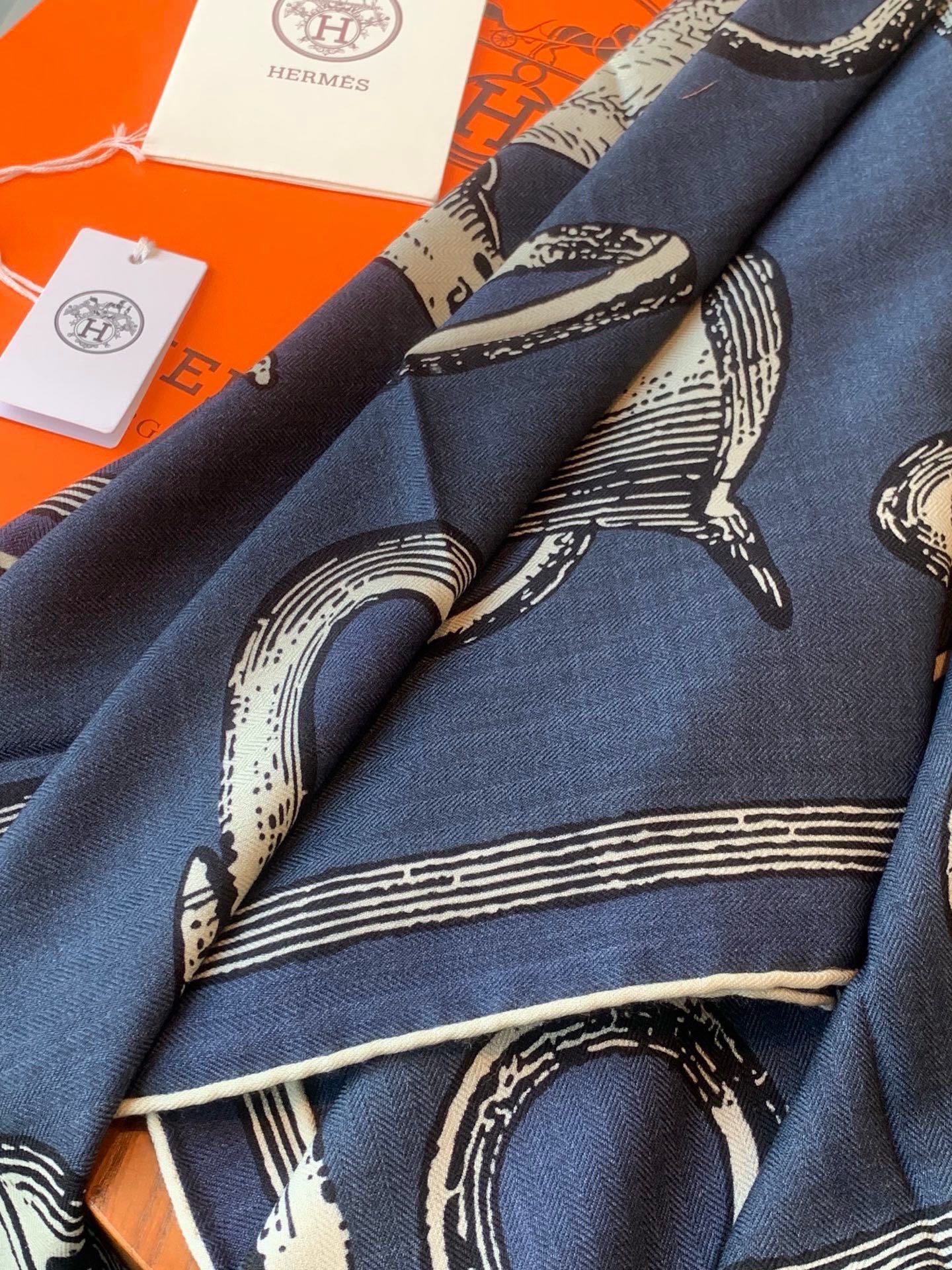 爱马仕(Hermes)【💗】 | “马具故事的诗意回顾”140披肩 【上新❤️】 永远秉承高品质手工卷边