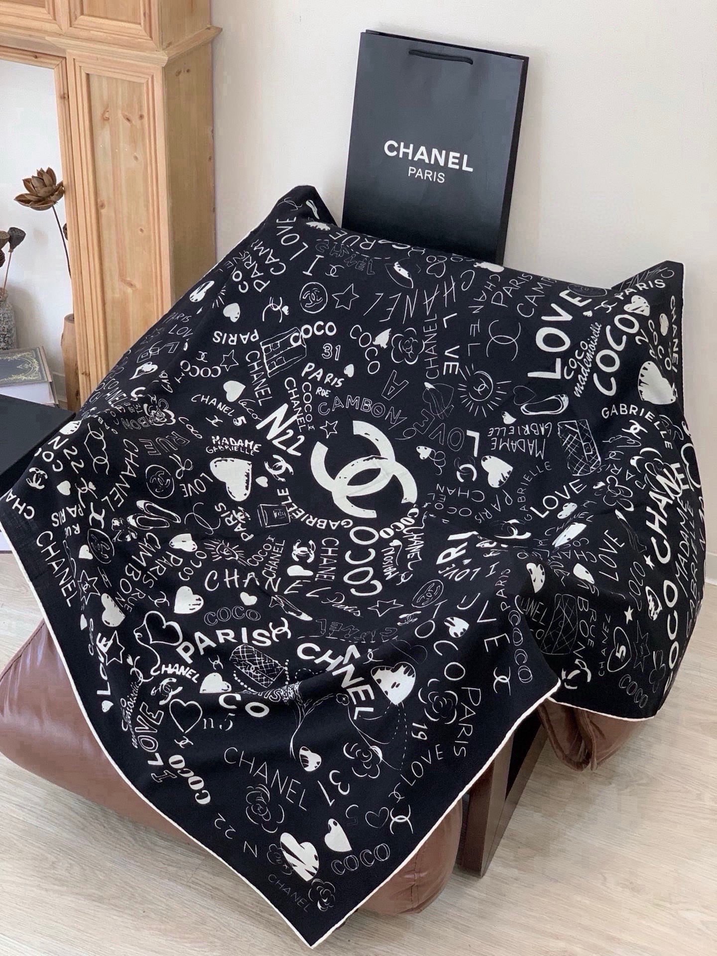 高级成衣系列～Chanel 【140双面同色丝绒披肩】此系列谱写一曲自由轻灵的赞歌本系列作品创新演绎品牌