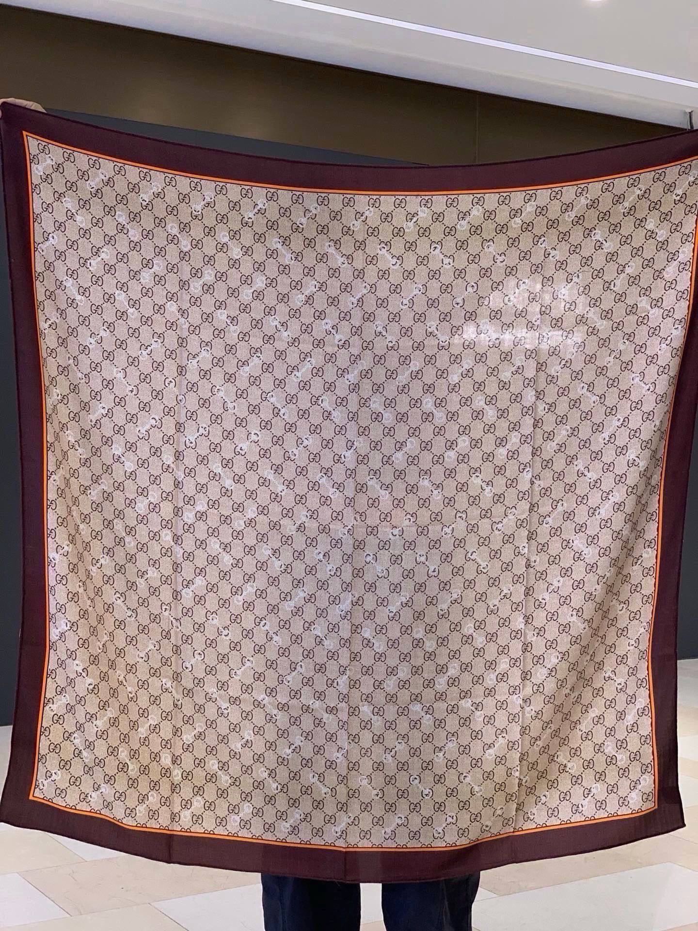 Gucci~140双面丝绒披肩马衔扣细节和GG图案以精致色调匠心呈献，意在向品牌与马术世界的深厚渊源致敬