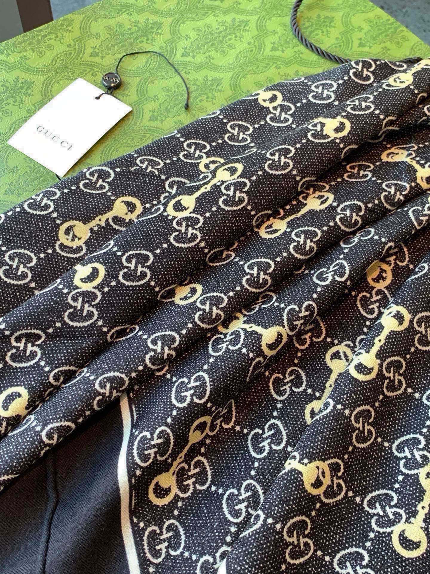 Gucci~140双面丝绒披肩马衔扣细节和GG图案以精致色调匠心呈献，意在向品牌与马术世界的深厚渊源致敬