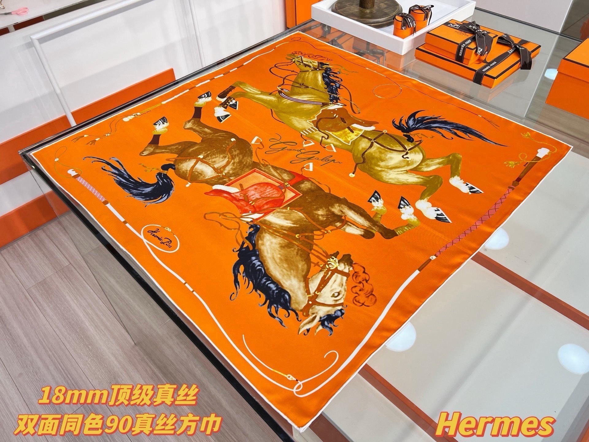 “纵意驰骋”90方巾-Hermes 丝巾名称：纵意驰骋设计师：Thibaut Rassat尺寸：88.5