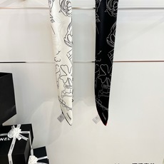 Chanel ~26新品~90双面真丝山茶花、四叶草、埃菲尔铁塔与双C的完美搭配适合各种场合搭配使用设计 Chanel ~26新品~90双面真丝山茶花、四叶草、埃菲尔铁塔与双C的完美搭配适合各种场合搭配使用设计
