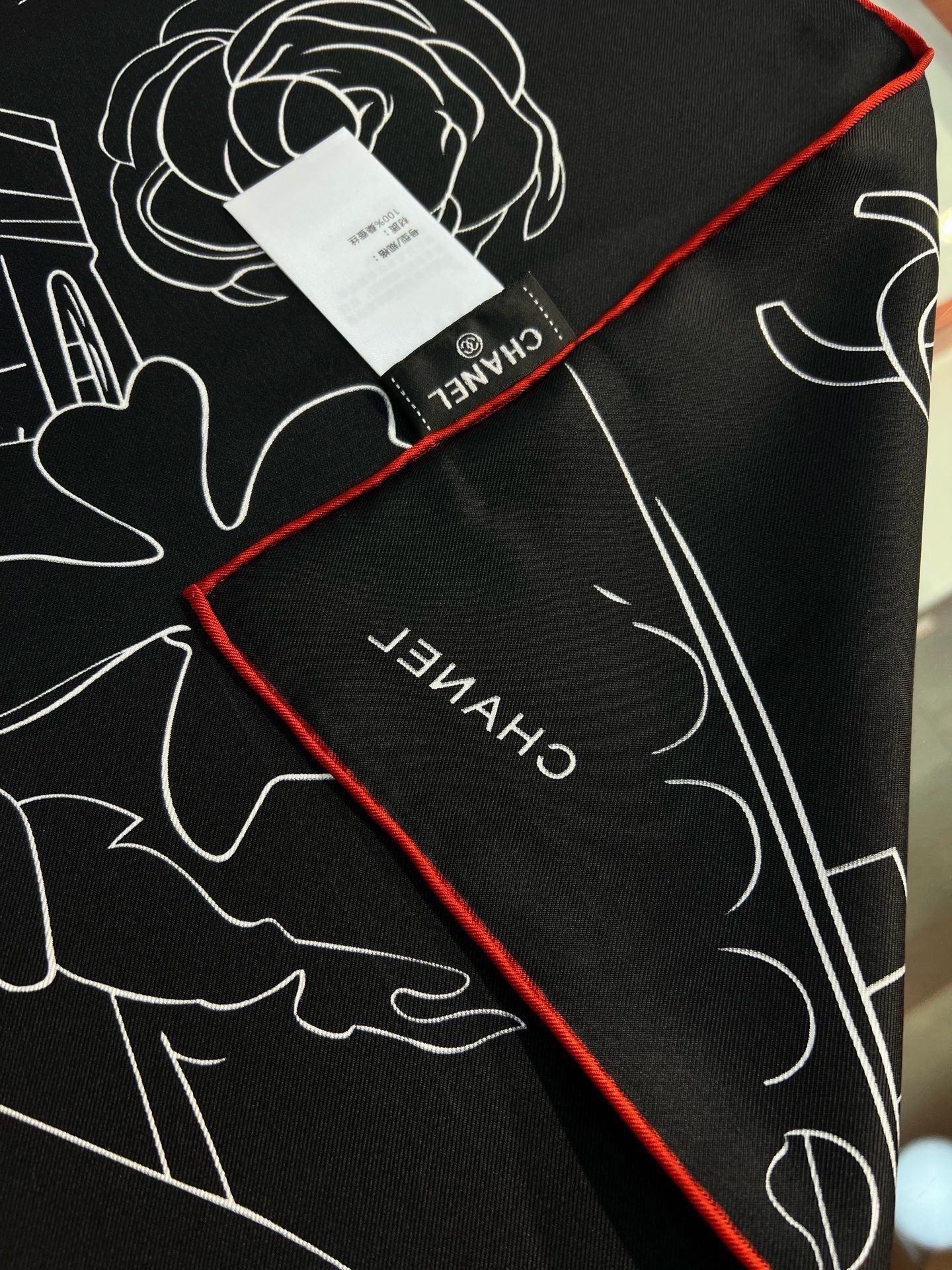 Chanel ~26新品～90双面真丝山茶花、四叶草、埃菲尔铁塔与双C的完美搭配适合各种场合搭配使用设计