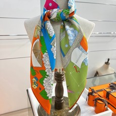 “诗意遨游”90方巾手工卷边斜纹真丝方巾(100%桑蚕丝)。这款爱马仕的经典单品展现强大而迷人的女性魅力 “诗意遨游”90方巾手工卷边斜纹真丝方巾(100%桑蚕丝)。这款爱马仕的经典单品展现强大而迷人的女性魅力