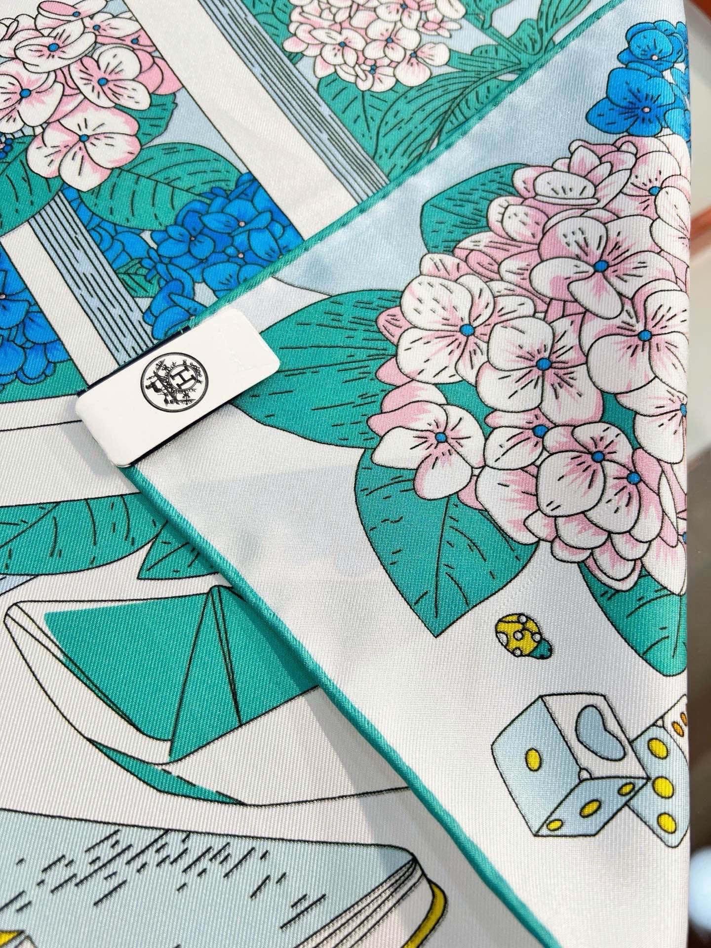 “诗意遨游”90方巾手工卷边斜纹真丝方巾(100%桑蚕丝)。这款爱马仕的经典单品展现强大而迷人的女性魅力 “诗意遨游”90方巾手工卷边斜纹真丝方巾(100%桑蚕丝)。这款爱马仕的经典单品展现强大而迷人的女性魅力