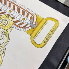 爱马仕(Hermès)90丝巾经典款“Boucles et Sangles du Trian”真丝方巾 爱马仕(Hermès)90丝巾经典款“Boucles et Sangles du Trian”真丝方巾